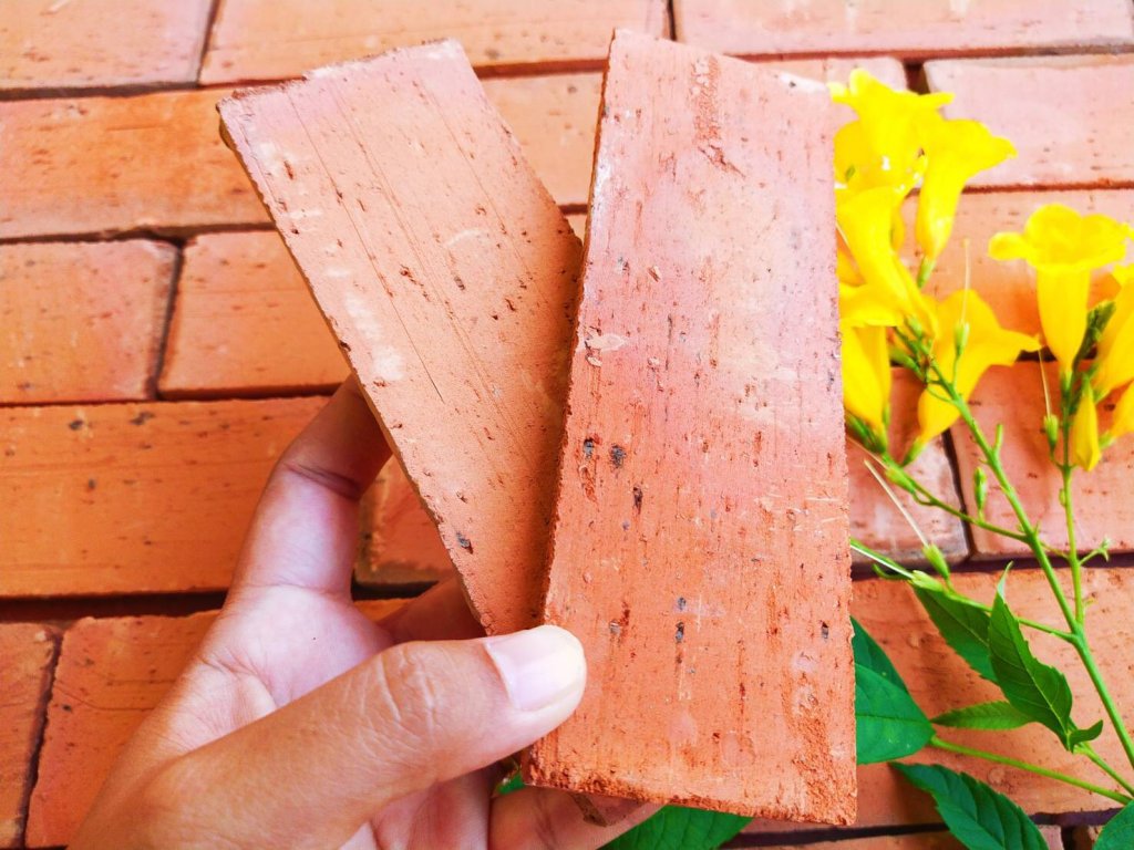 อิฐแปะผนัง ผิวเสี้ยนไม้ ขนาด 1x6x16 cm.