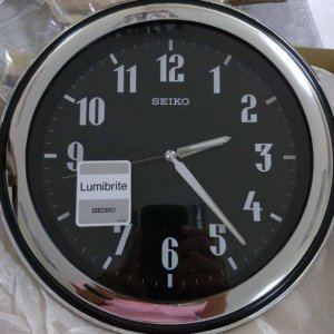 Seiko นาฬิกาแขวนผนัง 12นิ้ว ขอบเงินหน้าปัดสีดำ QXA313T