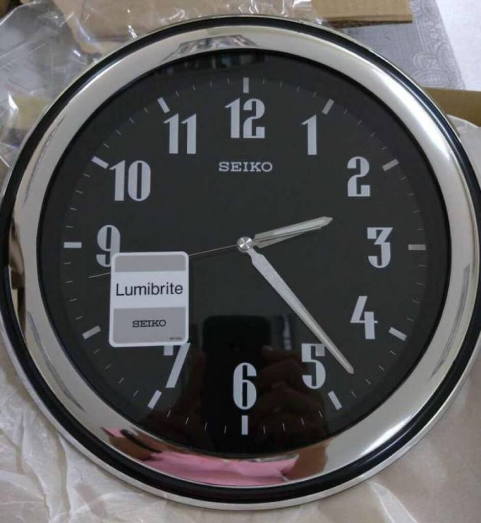 Seiko นาฬิกาแขวนผนัง 12นิ้ว ขอบเงินหน้าปัดสีดำ QXA313T