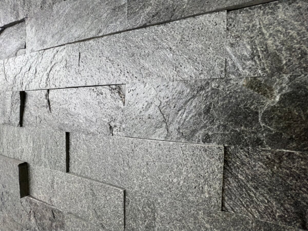 หินตกแต่งผนัง ควอตไซต์ซิลเวอร์เกรย์ Silver Grey Quartzite 6x20 ซม.